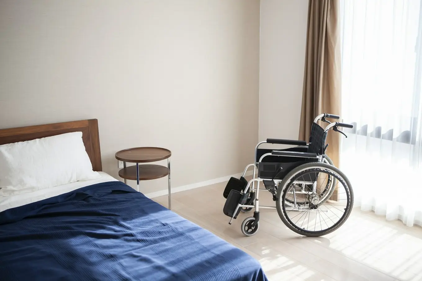 pusty wózek inwalidzki w pokoju hotelowym
