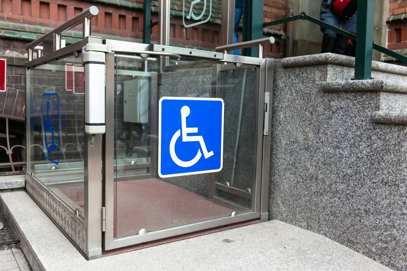 winda dla niepełnosprawnych obok budynku